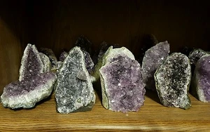 Lila Amethyst Kirche Kathedrale geschnittene Basis Kristall Geode Cluster Edelstein - Bild 1 von 3