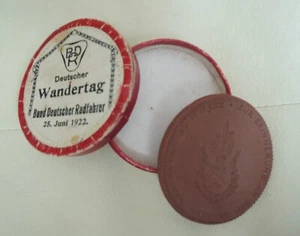 Meissen Böttger Steinzeug Bund deutscher Radfahrer Wandertag 1922 mit Schachtel - Bild 1 von 6