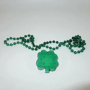 Botón prendedor iluminado parpadeante trébol verde día de San Patricio con cuentas verdes - Imagen 1 de 3