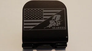 Bandiera americana con logo US Navy Seabee alluminio inciso a laser cappello clip orlo-it - Foto 1 di 8