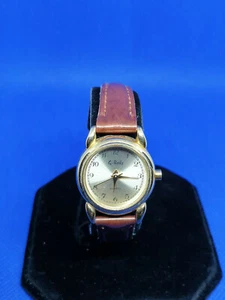 Reloj informal para damas tono dorado tono dorado, cara y manos doradas, correa marrón #23. - Imagen 1 de 8
