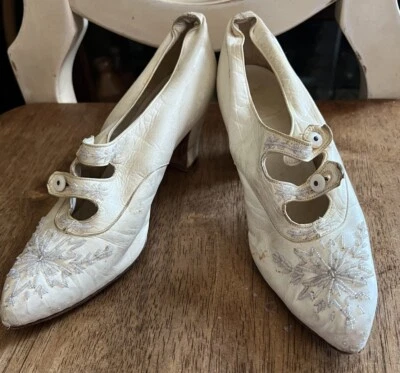 Zapatos de salón antiguos de boda estilo victoriano marfil blanco cuero suave con cuentas Foto 1 de 4