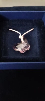 NUEVO Collar Colgante Swavorski Rosa Mariposa Cristal Sobre Cordón de Cuero 🦋 Foto 1 de 3