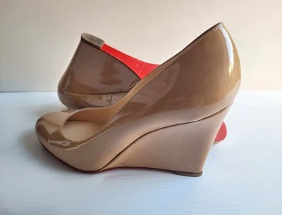 Cuñas Christian Louboutin beige charol talla 39 Foto 1 de 4