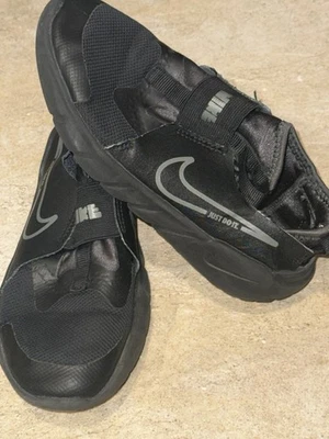 Youth Size 2.5 Nike Flex Runner 2-Black. Needs New Insoles - Image 1 of 4