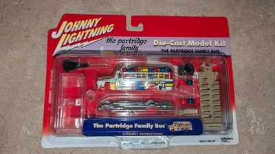 KIT MODELO FUNDIDO A PRESIÓN AUTOBÚS FAMILIAR JOHNNY LIGHTNING THE PARTRIDGE NUEVO EN PAQUETE Foto 1 de 2