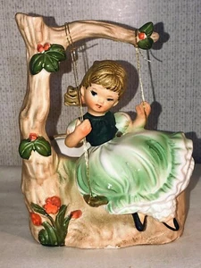 PLANTADORA OSCILANTE VINTAGE NAPCOWARE NIÑA ETIQUETA #5024, VESTIDO VERDE, CABELLO CASTAÑO - Imagen 1 de 5
