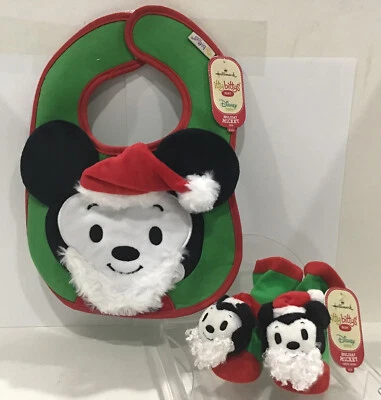 Hallmark Itty Bitty's Disney Vacaciones Mickey Mouse Bebé Babero Y Sonajero Calcetines NUEVO Foto 1 de 3