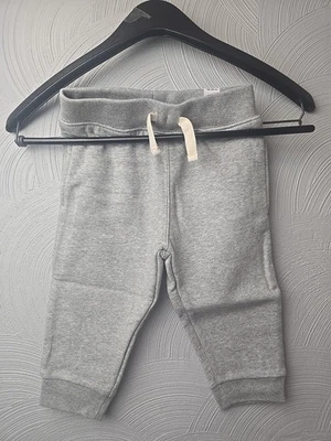 Pantalones deportivos a rayas grises blancos The Childrens Place para niños Track Jogger Nylo Foto 1 de 3