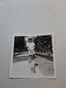 Vintage 1950er schwarzweiß Schnappschuss Foto 2 1/4" x 2 1/4" Mädchen geht mit dem Hund spazieren PB74 - Bild 1 von 1