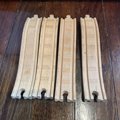 Vía de tren ascendente de 8 pulgadas genuina x 4 - Trenes de madera Thomas & Friends Foto 1 de 2