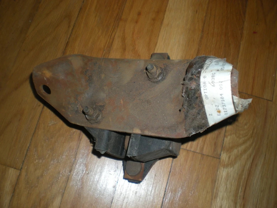 NOS 1981 FORD GRANADA 4.2L MOTOR MOUNT INSULATOR RH - Image 1 of 3