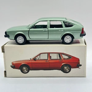 Caja publicitaria Conrad 1:43 modelo publicitario VW Passat GLS 1010 plata verde - Imagen 1 de 8