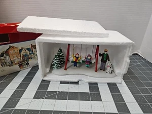 Lemax Dickensvale Porzellan Parkschaukel 1995 mit Originalkarton zur jährlichen Aufbewahrung  - Bild 1 von 7