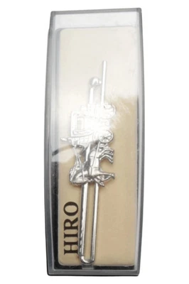 HIRO Spilla Uomo Argento Metallo Logo Elegante Classico Casual - Immagine 1 di 2