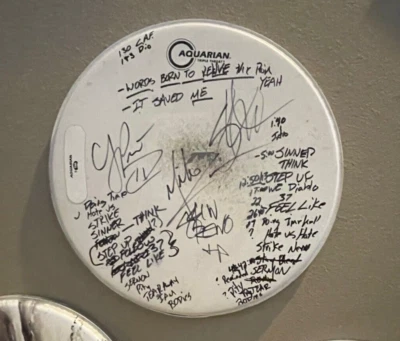 Auténtica Banda Firmada ~ DROWNING POOL Firmada Drumhead con Set Lista y Letra Foto 1 de 4