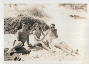 SOMMERTAG Vintage FUNDFOTOGRAFIE Schwarz-Weiß Schnappschuss ORIGINAL 49 47 ZZ - Bild 1 von 1