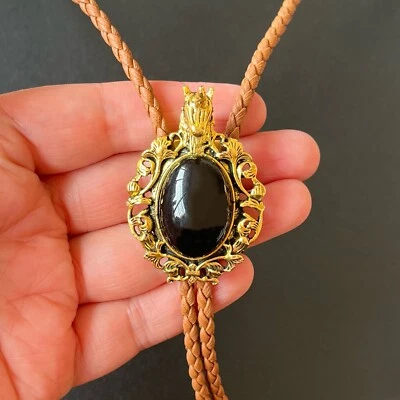 Collar de boda occidental vintage con base de unicornio dorado y corbata bolo de ónix negro natural Foto 1 de 4