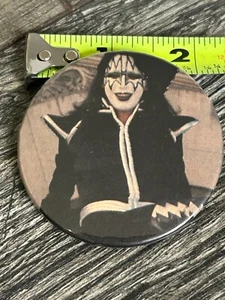 Botón de beso Pin Insignia Vestida para Matar a As Frehley Cadillac Vintage Kiss Aucoin - Imagen 1 de 2