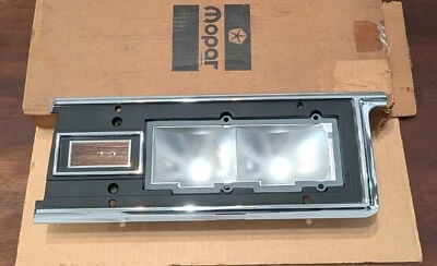 Carcasa de lámpara trasera Mopar NOS 1974-76 Chrysler Town & Country Wagon Foto 1 de 2