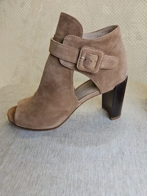 STUART WEITZMAN Tan Suede Women Bootie Peep Toe Side Cutout 7.5 Nice Preowned - Image 1 of 4