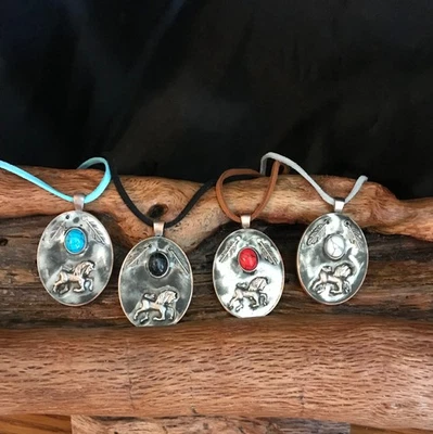 Collar Gargantilla Plata Suroeste | Caballo Correr | Plumas y Piedra Foto 1 de 4