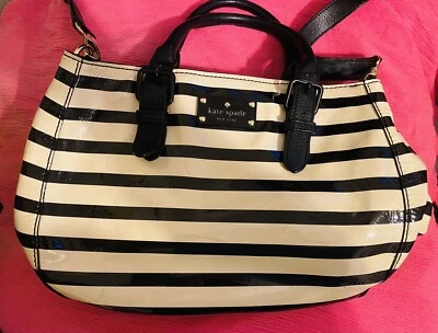 BOLSO DE MANO KATE SPADE BOLSO A RAYAS NEGRO BLANCO CHAROL LOOK CLÁSICO Foto 1 de 4