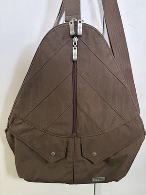 Bolso Bandolera Convertible BAGGALLINI Traverse Mochila Forma Triángulo Marrón Nylon Foto 1 de 4