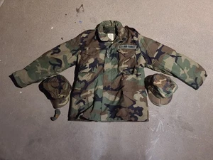 Chaqueta y sombreros de campo de la Fuerza Aérea de los Estados Unidos Woodland camuflados vintage años 70 mediana regular - Imagen 1 de 9