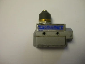 MICRO SWITCH LIMIT SWITCH BZE6-2RN28 USED - Picture 1 of 4