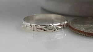 Anillo delgado de plata esterlina con patrón floral - Anillo floral estándar o nudillo midi - Imagen 1 de 5