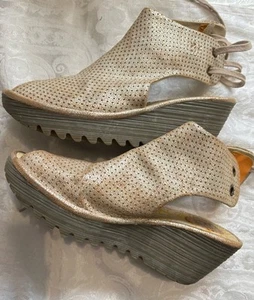 Fly London 39 YPUL Zapatos de Cuña Punta Abierta Mujer 8 Cuero Perforado Metálico Excelente - Imagen 1 de 13
