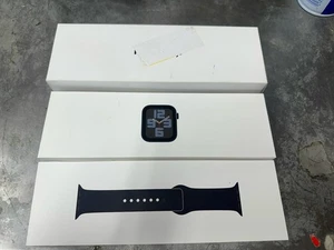 Apple Watch SE 2e génération 40 mm en aluminium noir débloqué avec bracelet sport noir MXFR3LL/ - Photo 1 sur 8