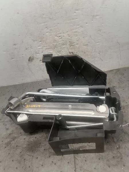 Juego de gatos y herramientas para Mercedes E350 2010  Foto 1 de 4