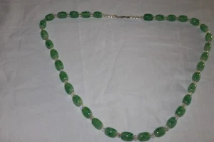 Collar de vidrio moldeado verde moteado vidrio pesado broche de barril 28" de largo - Imagen 1 de 12