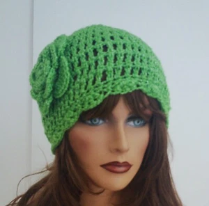 CAPPELLO BERRETTO BERRETTO BERRETTO VERDE LUCCICANTE FIORE ALL'UNCINETTO BERRETTO TESCHIO CLOCHE - Foto 1 di 6