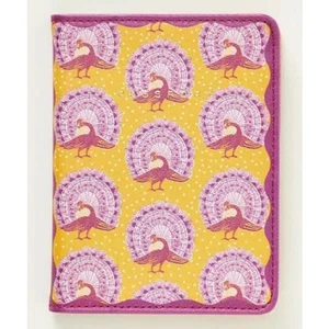 NUEVO CON ETIQUETAS: Anthropologie x Fringe - Porta pasaporte Lizzy, patrón de pavo real púrpura - Imagen 1 de 6