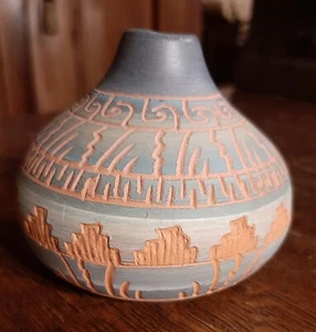 Handmade & Etched Small Navajo Pottery Vase Signed by D. Johnson - Picture 1 of 5