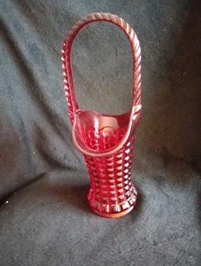 Cesta vintage de vidrio rojo rubí con patrón cuadrado con mango de cuerda retorcida de 10,5" de alto - Imagen 1 de 6