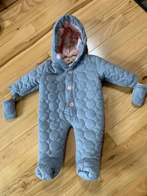 JESSICA SIMPSON Gris Acolchado TRAJE DE NIEVE Forro de Vellón Suave Talla 6-9 Mo Infantil Niña Foto 1 de 4