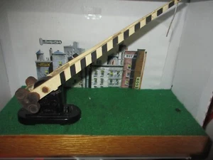 VINTAGE LIONEL #252 O GAUGE OPERATING LIGHTED CROSSING GATE~WORKS - Picture 1 of 5
