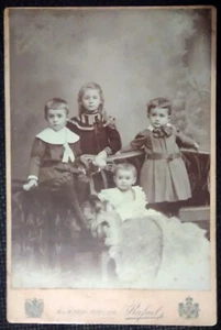 ALTES SCHRANKPORTRÄTFOTO VIER KINDER ATELIER RAFAEL BRÜNN 1903 DEUTSCHLAND - Bild 1 von 3