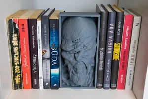 Nemesis Bookend - Resident Evil Inspired - Book Nook - Bild 1 von 10