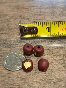 Mini accesorios pequeños para casa de muñecas fruta en miniatura de manzanas rojas escala 1:12 x4 - Imagen 1 de 3