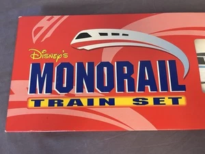 Juego Tren Monorriel Disneyland Nuevo En Caja Original y Pking Blanco Con Azul - Imagen 1 de 6