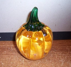 Vintage Joe Rice Kunst Glas Briefbeschwerer Kürbis orange klar grüner Stiel - 1991 - Bild 1 von 3