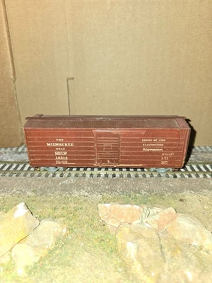Vintage HO Varney Embossed Cardstock Sided Box Car, Milwaukee Road - Image 1 of 4