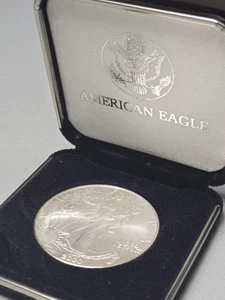 2000 1oz Silver Eagle In Display Box - Picture 1 of 6