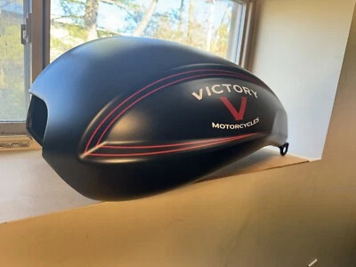 Tanque de combustible Victory Cross Roads/Cross Country OEM con gráficos 1016149-1329 Foto 1 de 4