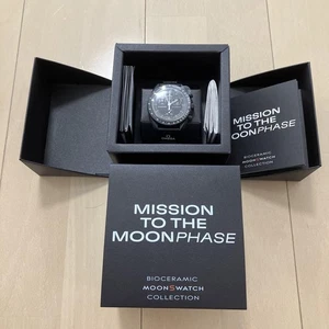 Snoopy x OMEGA x Swatch MoonSwatch Negro Misión a la Fase Lunar BIOCERÁMICA - Imagen 1 de 2